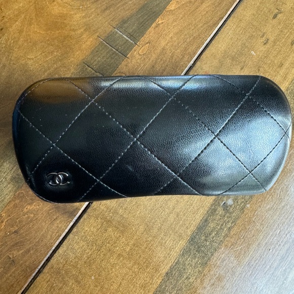 EUC CHANEL POLARIZED SUNGLASSES BLACK WITH CASE, BOX, PAPERWORK AND CLOTH - Picture 2 of 9